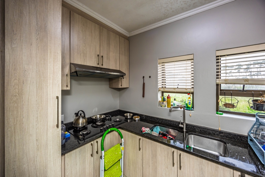 To Let 5 Bedroom Property for Rent in Cove Rock Eastern Cape